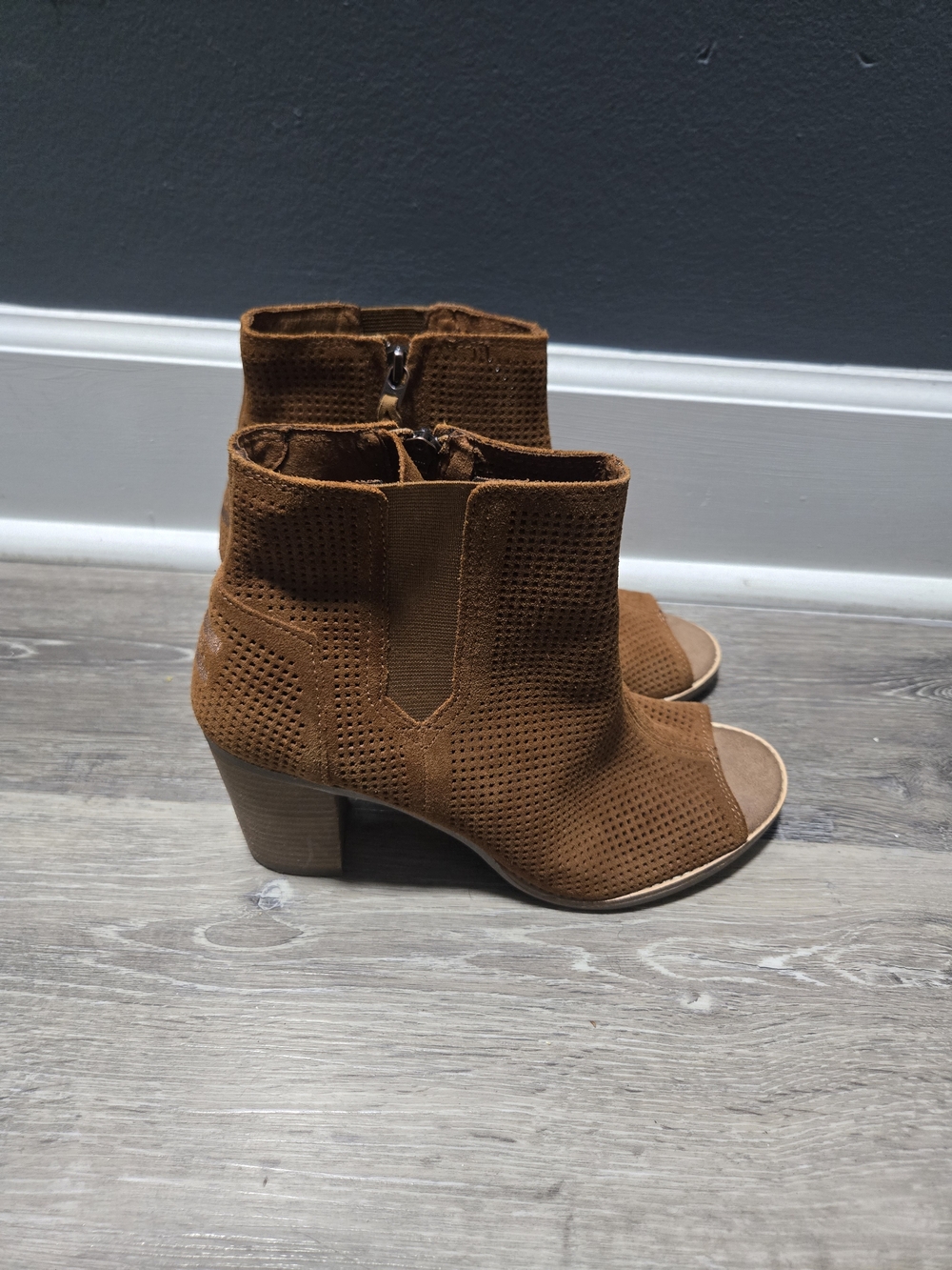 TOMS Majorca Peep Toe Block Heel Cinnamon Suede Booties W9.5 - Picture 4 of 5